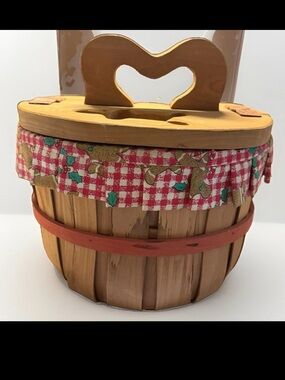 VTG Half Bushel Lined Sewing Basket with 1 Christmas Gingerbread Shaped Handle